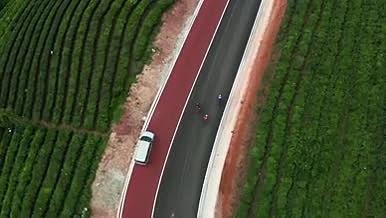 航拍在公路上骑行的运动员视频的预览图